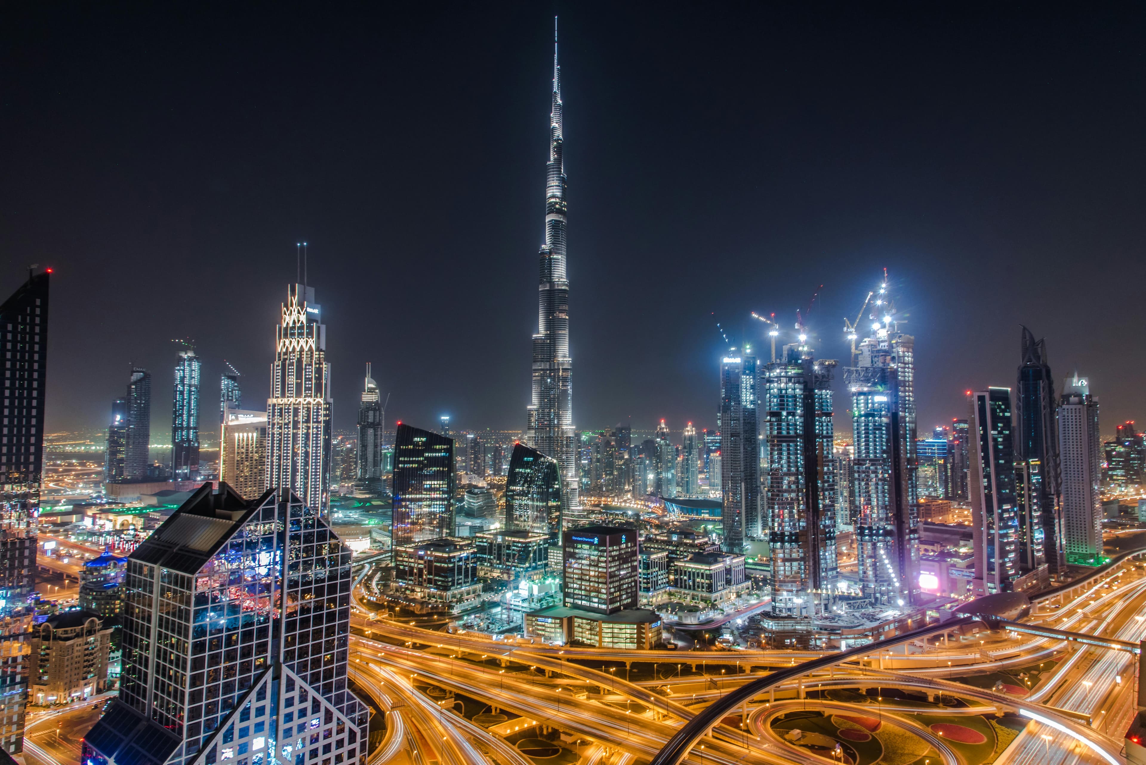 Dubai nach Einbruch der Dunkelheit: Neons im Wüstenhimmel